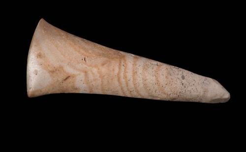 Knapped and ground stone spud made of kaolin chert